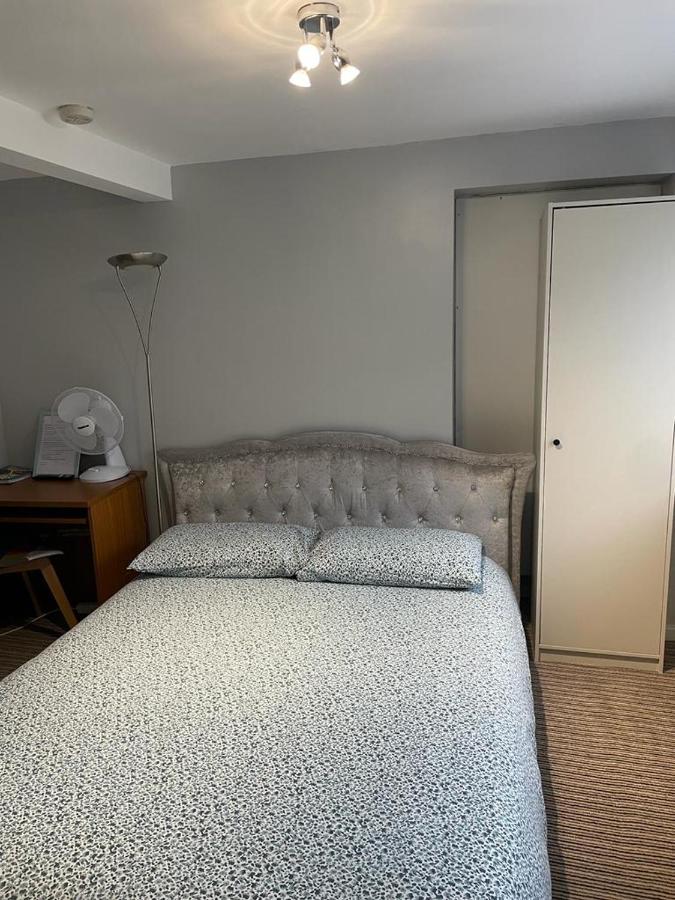 Homestay 1Bedroom In Family Home With Tiny Wet Room And Own Entrance Birmingham Exterior photo